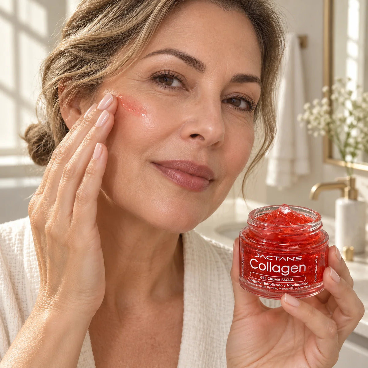 Mujer aplicando la jelly crema antiarrugas con niacinamida 5% en el rostro