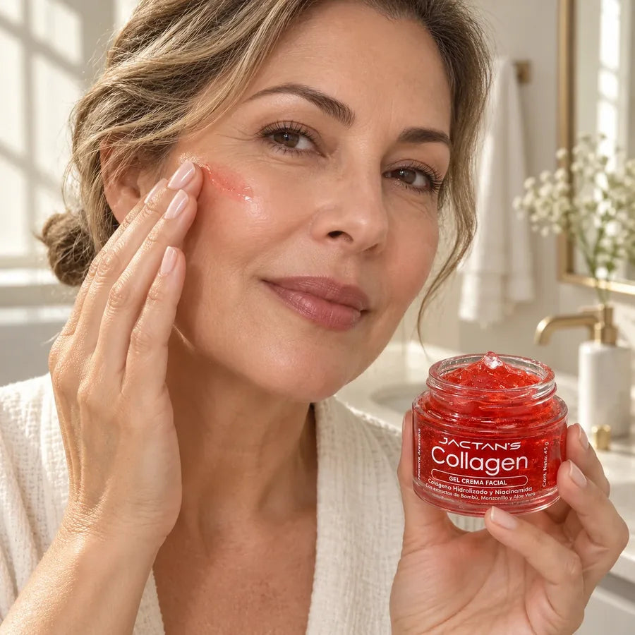 Mujer de más de 40 con el frasco de gel crema